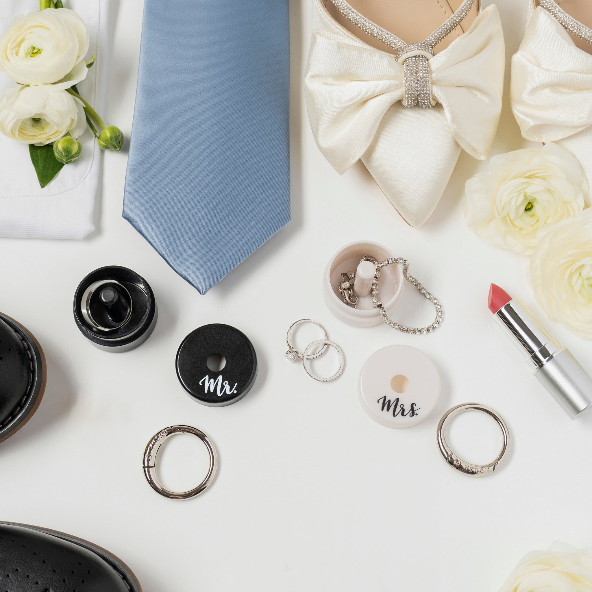 02.22.24LionLatchStyledMrMrsSet_02972048x2048_8ffc477c-e01e-4e60-9510-3f313ef6665d.jpg